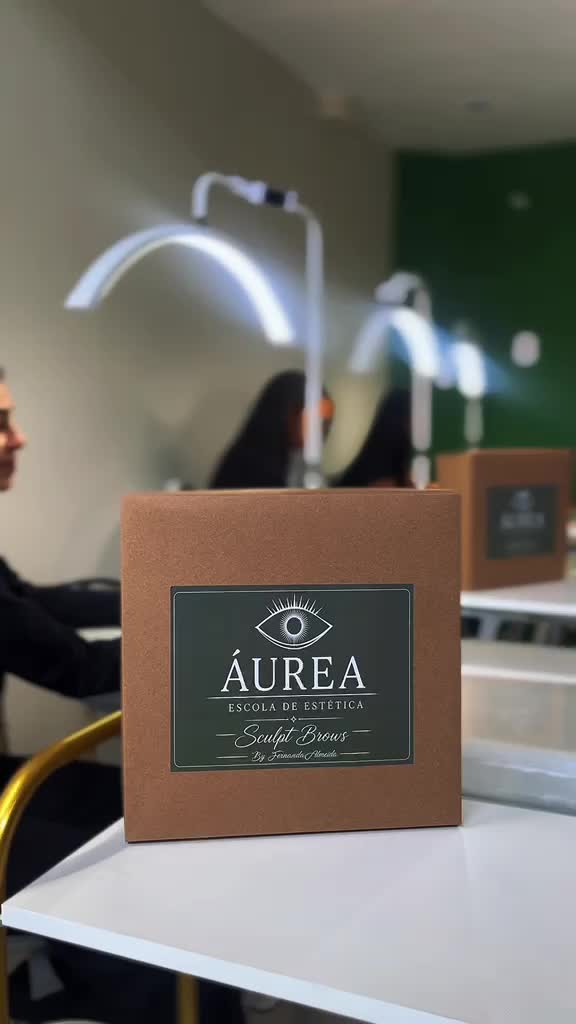 Fernanda ensinando na sala de formação, com o kit do curso Sculpt Brows