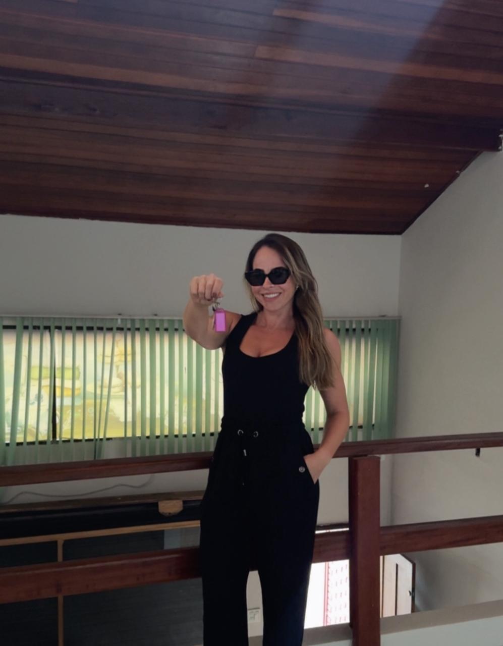 Fernanda recebendo a chave