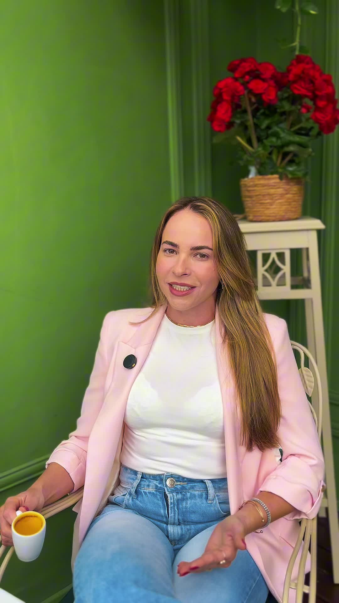 Fernanda Almeida sorrindo, anunciando a nova fase da Áurea