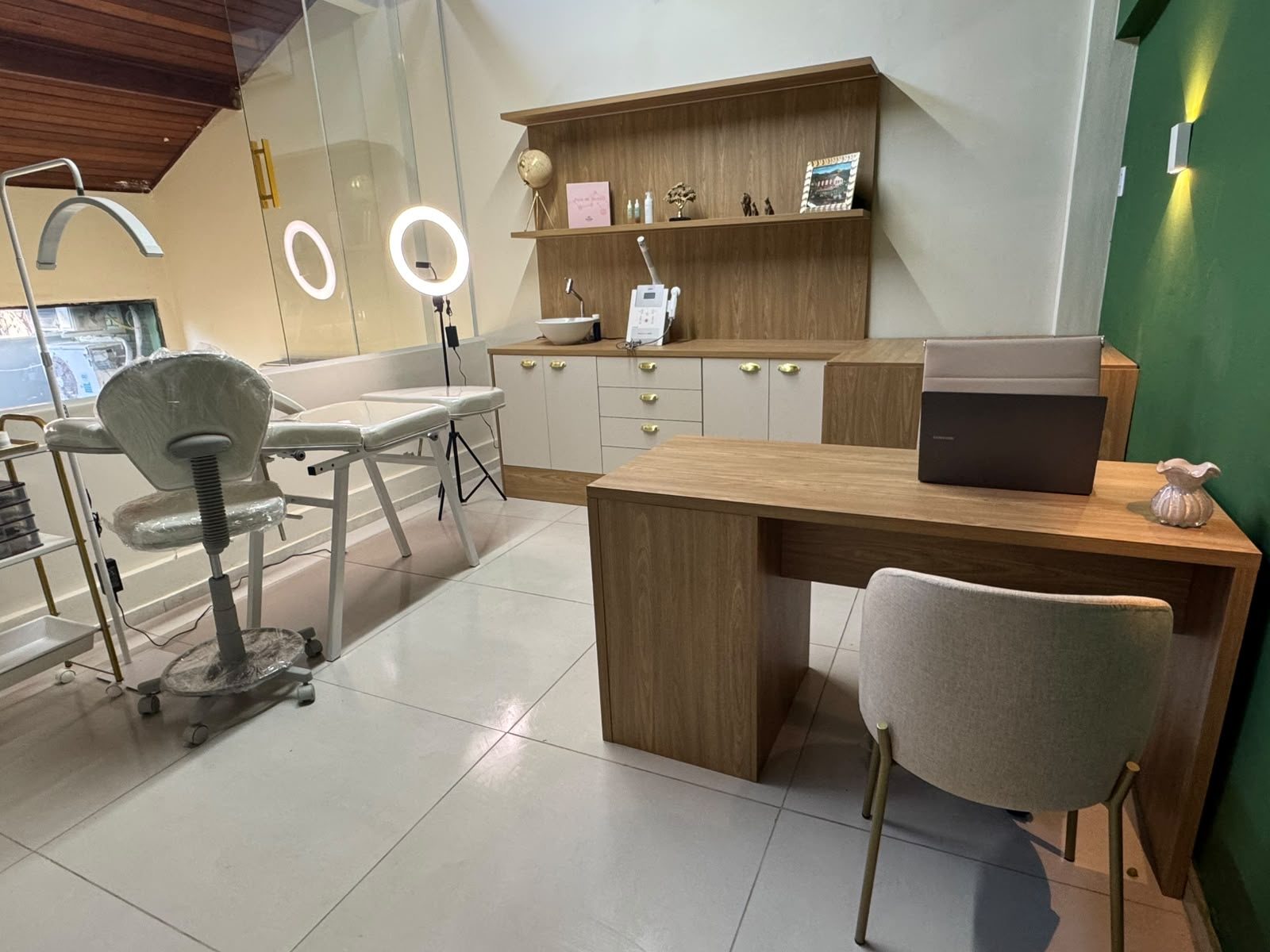 Sala de atendimento estilizada para o dia da inauguração