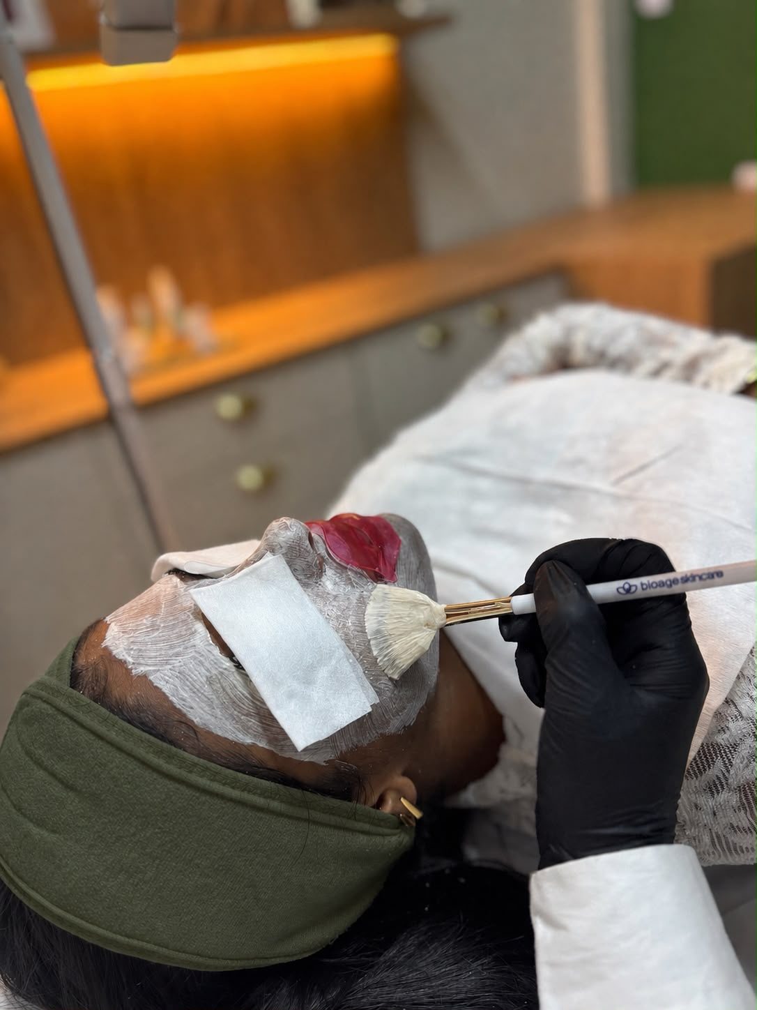 Procedimento facial em andamento no Studio Áurea, em Resende