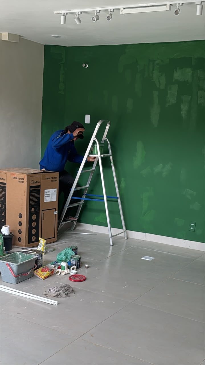 Retoque de pintura na parede verde Áurea