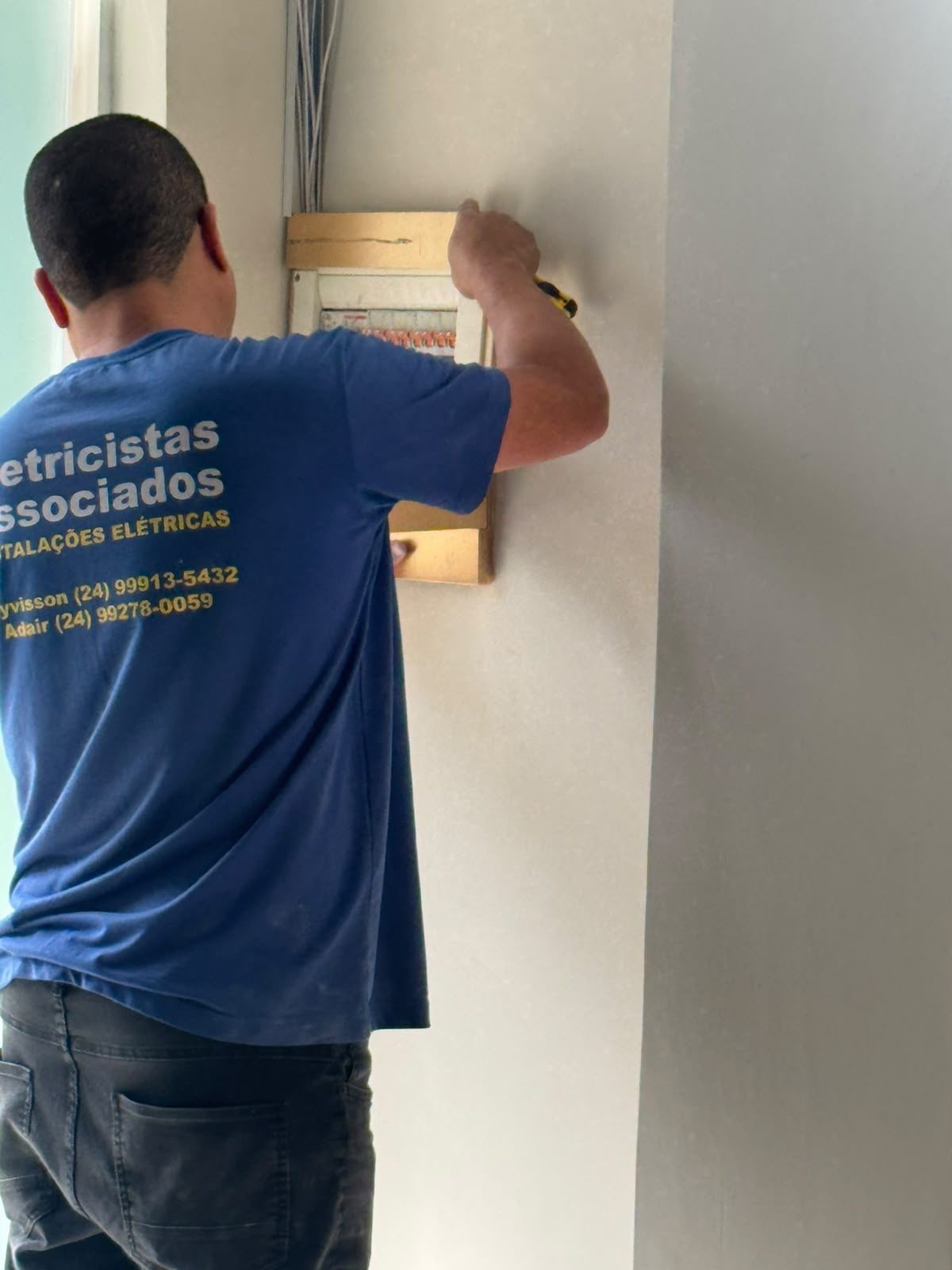 Eletricista finalizando o quadro de distribuição