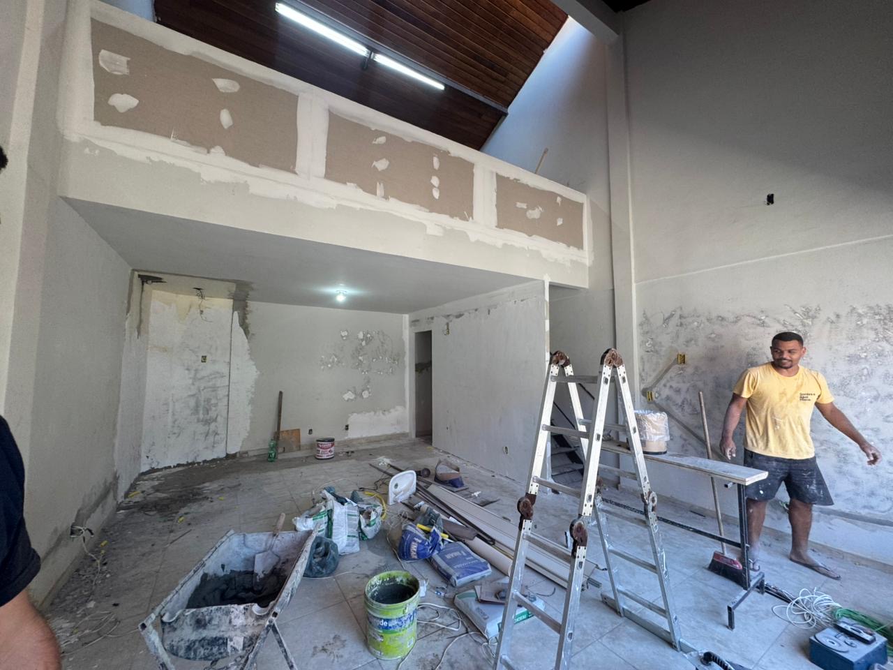 Mezanino VIP tomando forma — vista ampla do espaço
