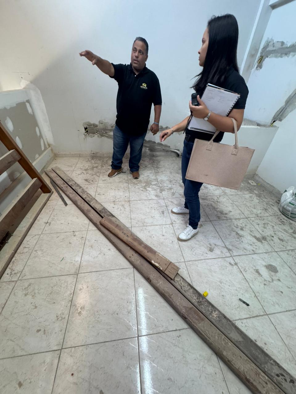 Fernanda revisando o projeto com o responsável pela obra