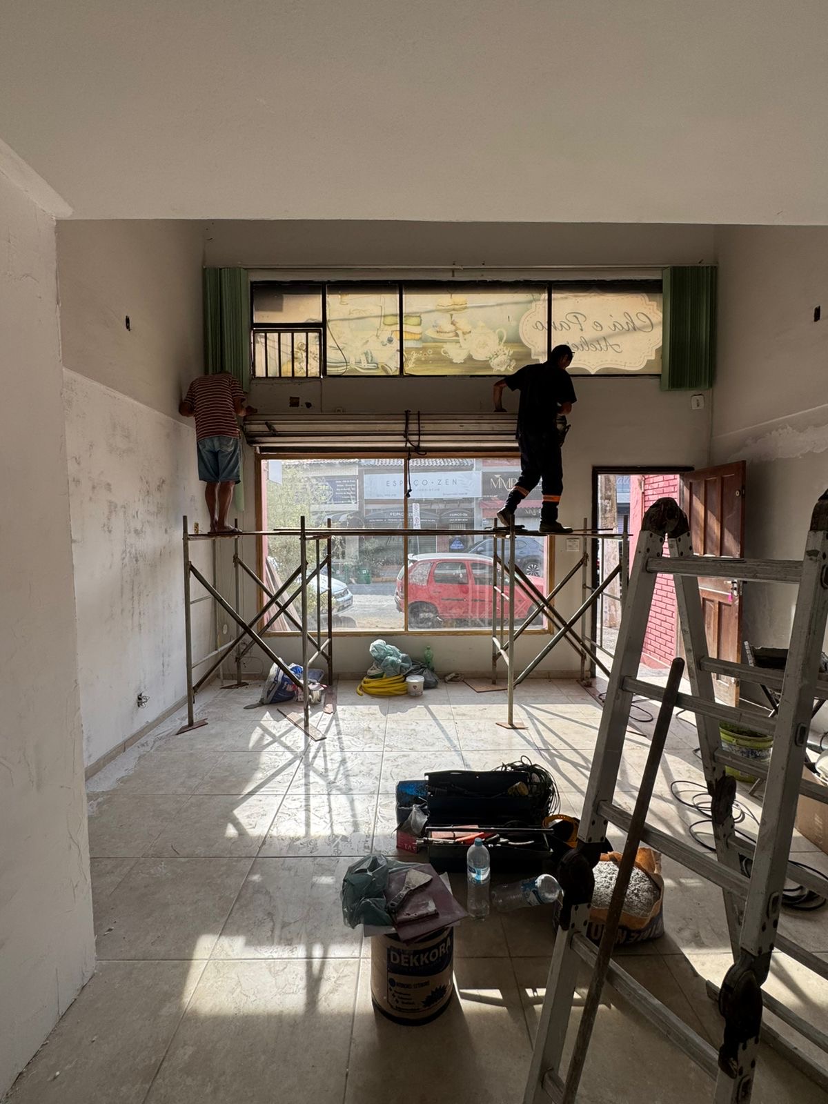 Equipe na fachada — trabalho visto por dentro