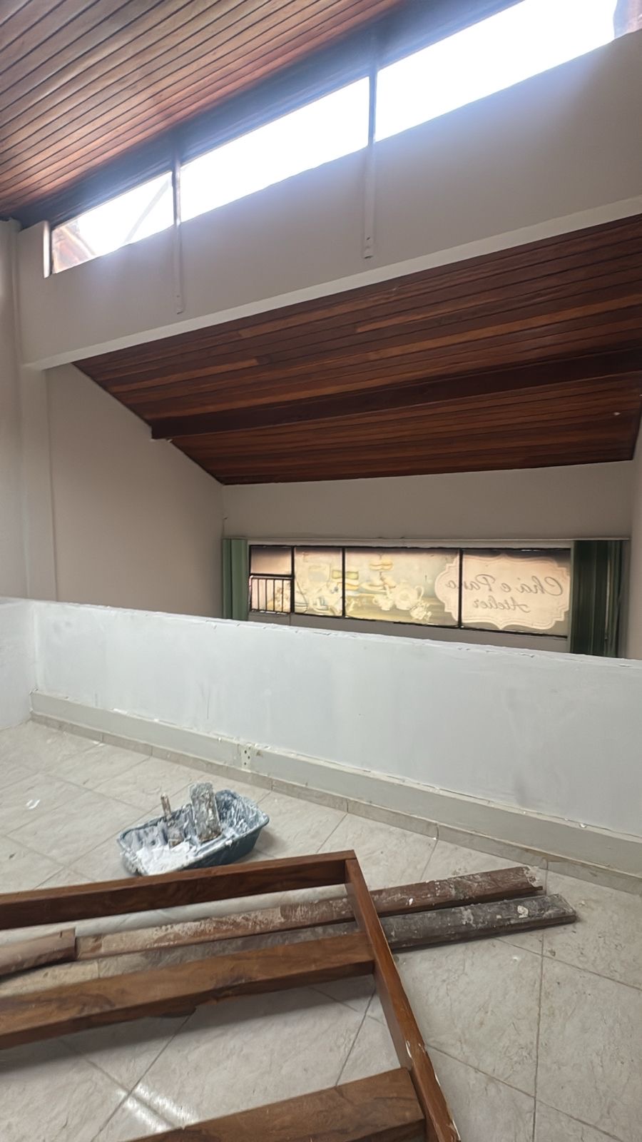 Espaço ainda em branco — antes do verde chegar, andaime montado