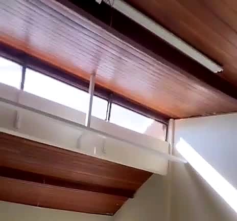 Forro de madeira e janelas clerestório — mezanino VIP