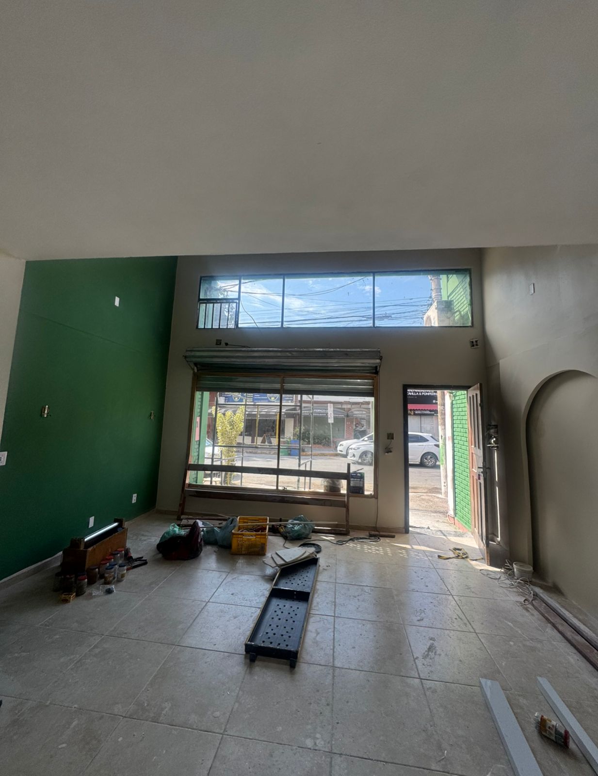 Térreo — piso novo, verde e nicho arqueado à vista