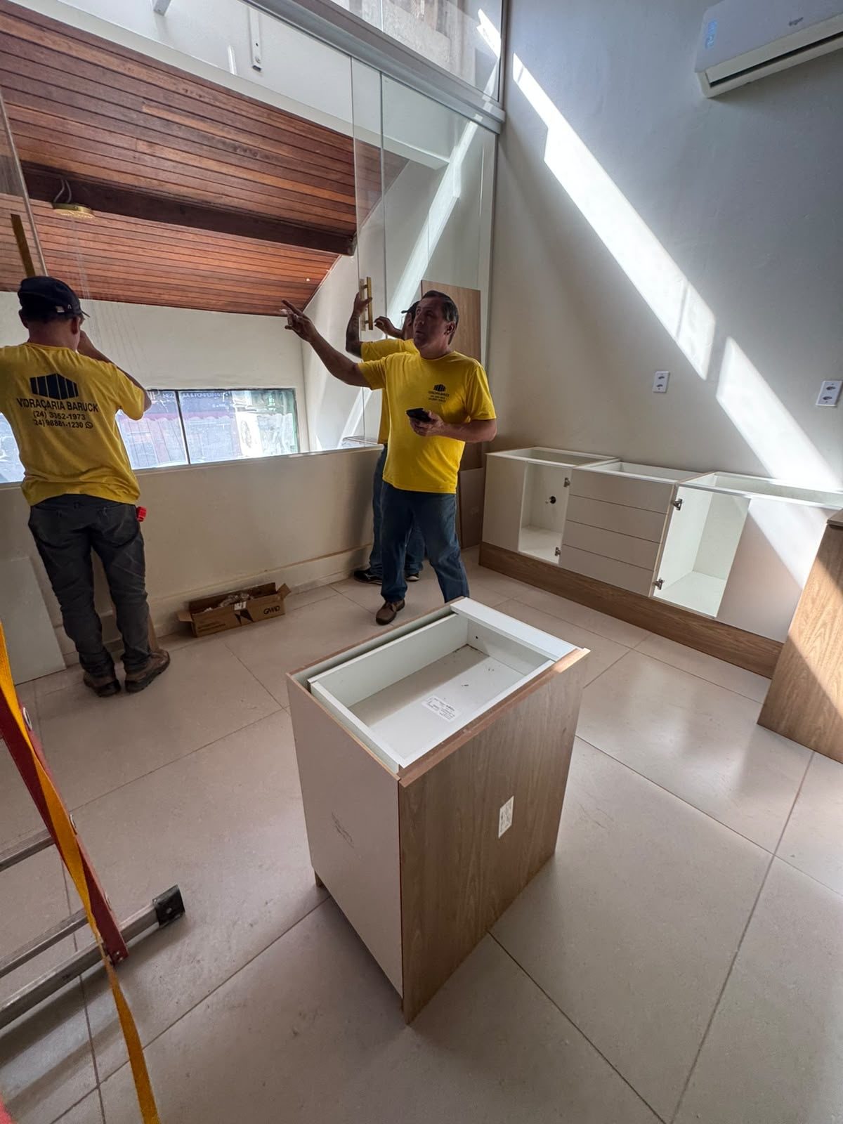 Equipe de marcenaria trabalhando no mezanino com luz natural